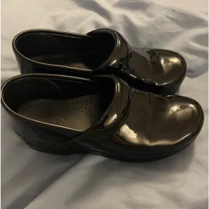Dansko women’s high shine leather clogs size 39 (8.5-9) black