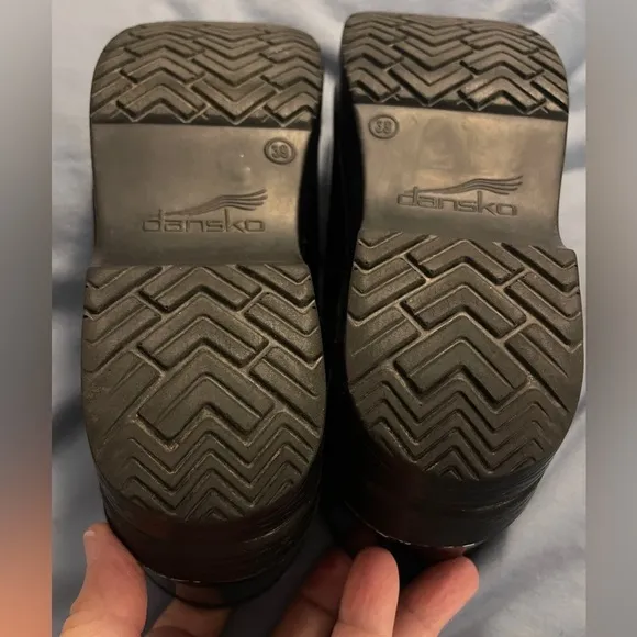 Dansko women’s high shine leather clogs size 39 (8.5-9) black