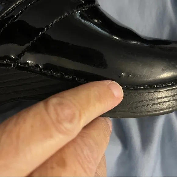 Dansko women’s high shine leather clogs size 39 (8.5-9) black