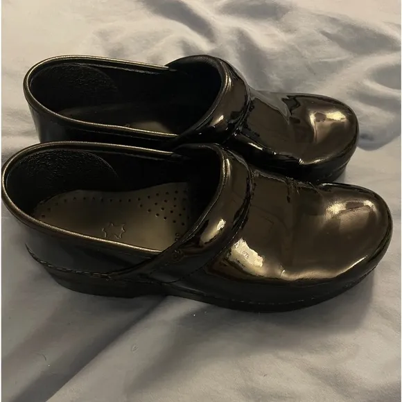Dansko women’s high shine leather clogs size 39 (8.5-9) black