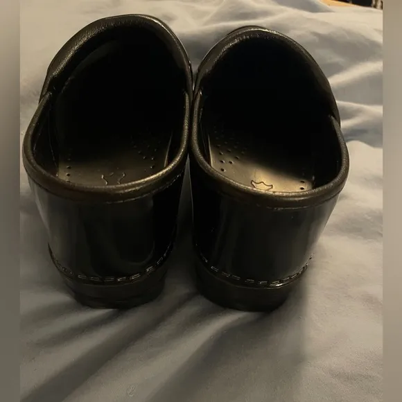 Dansko women’s high shine leather clogs size 39 (8.5-9) black