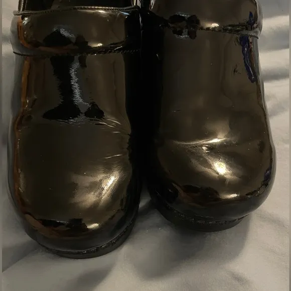 Dansko women’s high shine leather clogs size 39 (8.5-9) black