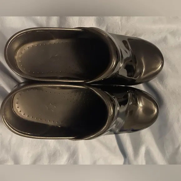 Dansko women’s high shine leather clogs size 39 (8.5-9) black
