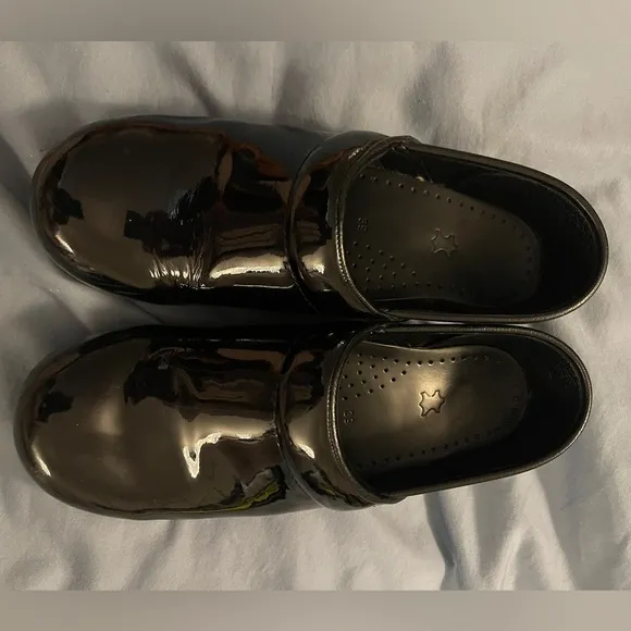 Dansko women’s high shine leather clogs size 39 (8.5-9) black