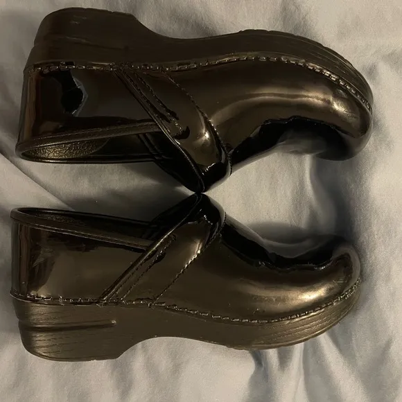 Dansko women’s high shine leather clogs size 39 (8.5-9) black