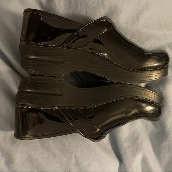 Dansko women’s high shine leather clogs size 39 (8.5-9) black