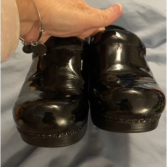 Dansko women’s high shine leather clogs size 39 (8.5-9) black