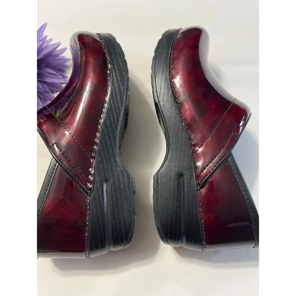 Dansko Womens Patent Leather Burgundy Professional Clogs Size 37 Slip-Resistant