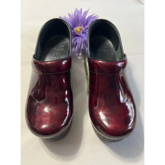 Dansko Womens Patent Leather Burgundy Professional Clogs Size 37 Slip-Resistant