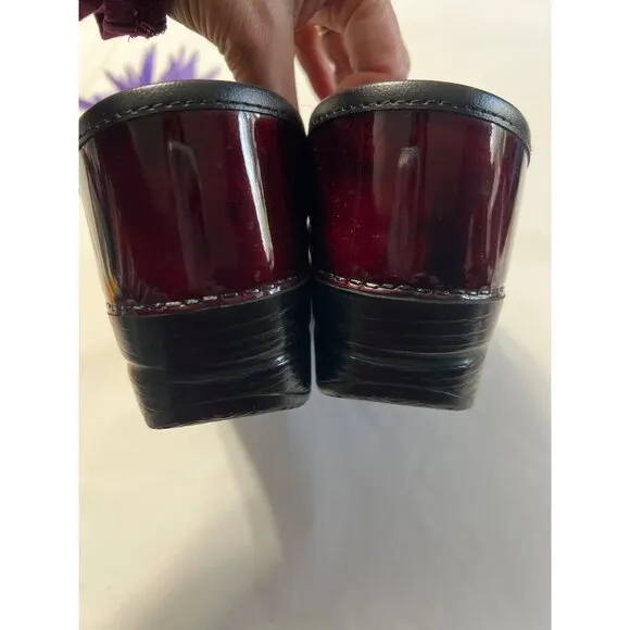 Dansko Womens Patent Leather Burgundy Professional Clogs Size 37 Slip-Resistant