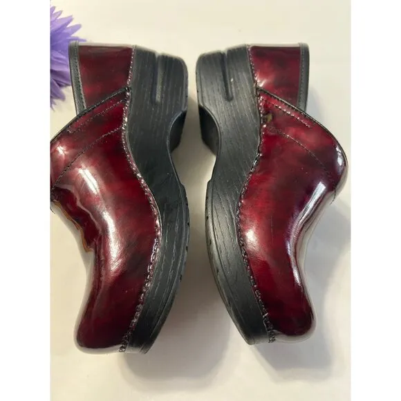 Dansko Womens Patent Leather Burgundy Professional Clogs Size 37 Slip-Resistant