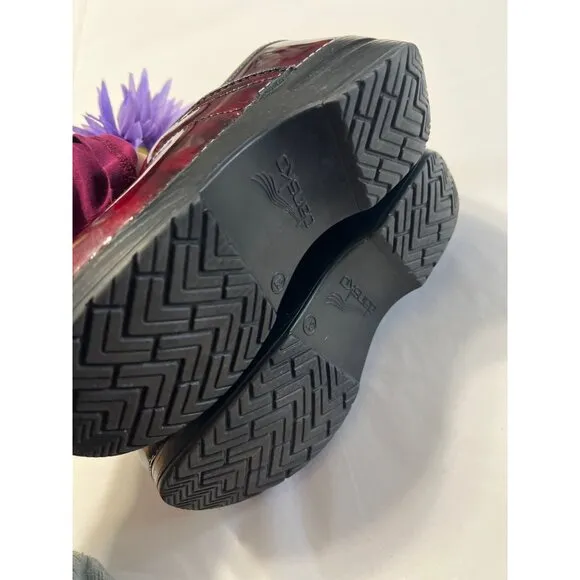 Dansko Womens Patent Leather Burgundy Professional Clogs Size 37 Slip-Resistant