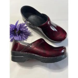 Dansko Womens Patent Leather Burgundy Professional Clogs Size 37 Slip-Resistant