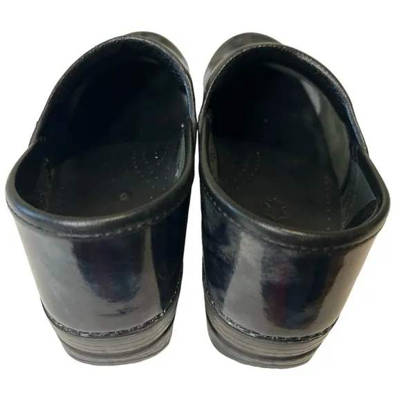 Dansko women’s professional marbled clogs. Size 39