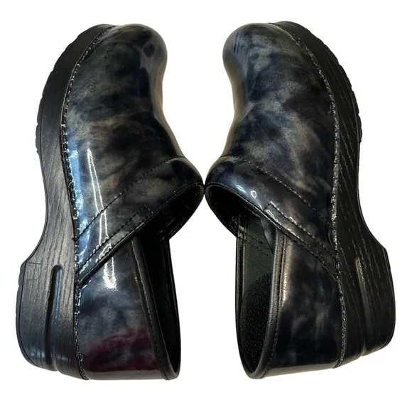 Dansko women’s professional marbled clogs. Size 39
