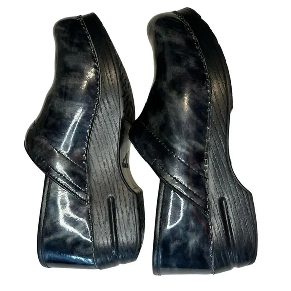 Dansko women’s professional marbled clogs. Size 39