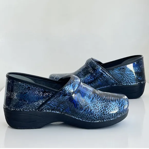 Dansko Women's XP 2.0 Blue Animal Print Slip Resistant Work Clogs Size 9.5 - 10