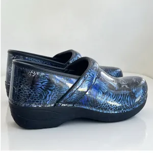 Dansko Women's XP 2.0 Blue Animal Print Slip Resistant Work Clogs Size 9.5 - 10