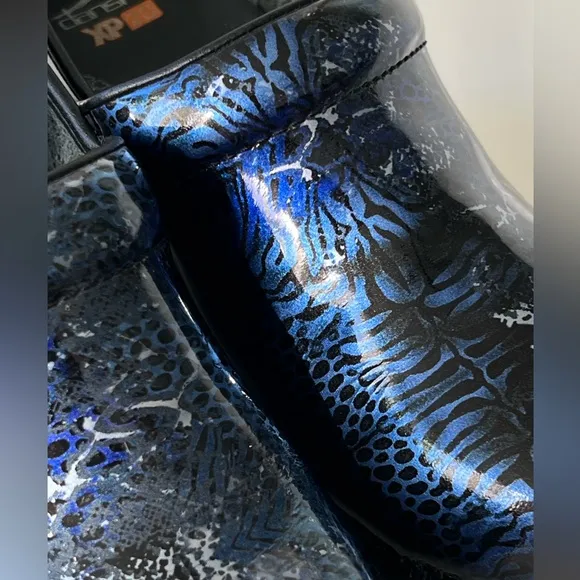 Dansko Women's XP 2.0 Blue Animal Print Slip Resistant Work Clogs Size 9.5 - 10