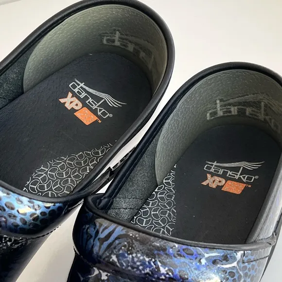Dansko Women's XP 2.0 Blue Animal Print Slip Resistant Work Clogs Size 9.5 - 10