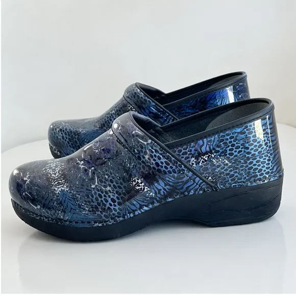 Dansko Women's XP 2.0 Blue Animal Print Slip Resistant Work Clogs Size 9.5 - 10