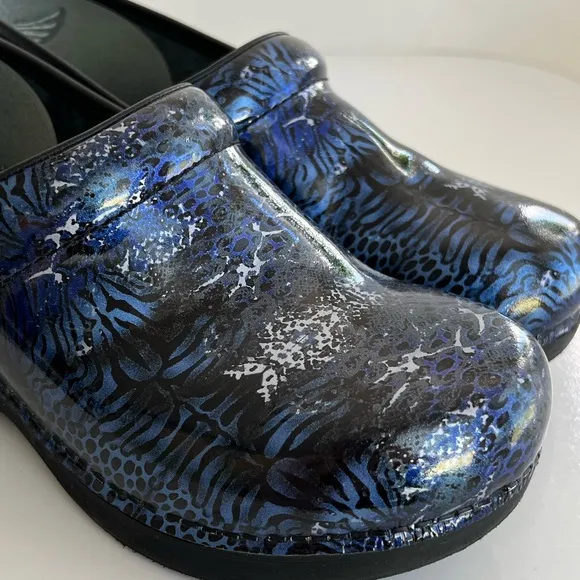 Dansko Women's XP 2.0 Blue Animal Print Slip Resistant Work Clogs Size 9.5 - 10