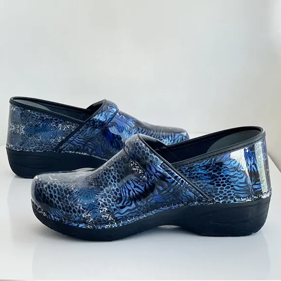 Dansko Women's XP 2.0 Blue Animal Print Slip Resistant Work Clogs Size 9.5 - 10
