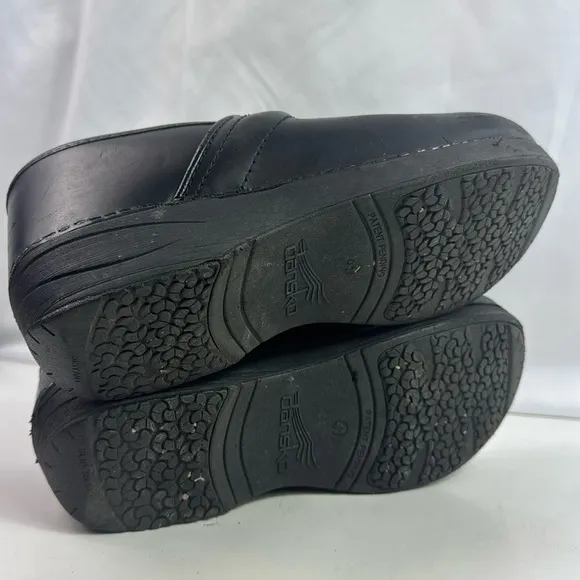 Dansko XP 2.0 Black Leather Women's Clogs