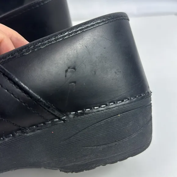 Dansko XP 2.0 Black Leather Women's Clogs