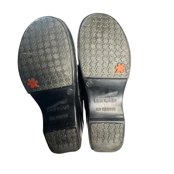 Dansko XP 2.0 Patent Leather Clogs Size 38 (7.5-8) Slip Resistant Comfort