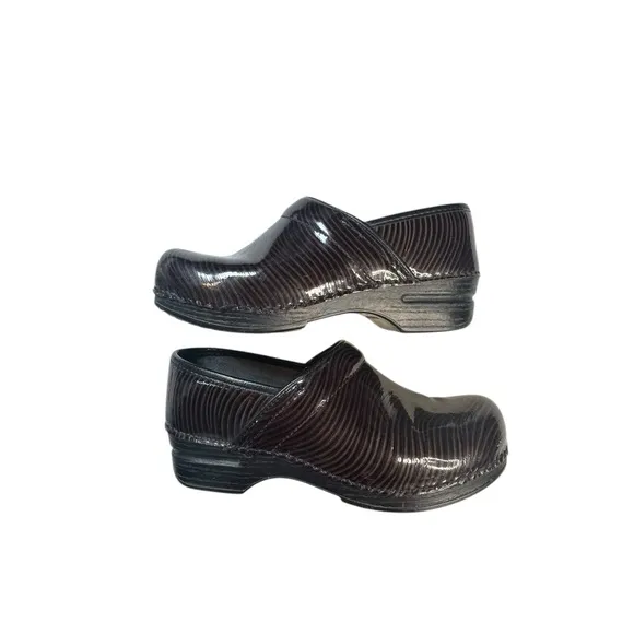 Dansko XP 2.0 Patent Leather Clogs Size 38 (7.5-8) Slip Resistant Comfort