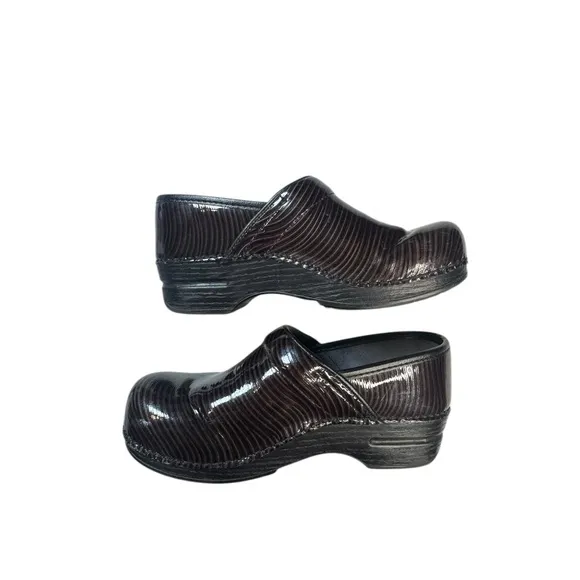 Dansko XP 2.0 Patent Leather Clogs Size 38 (7.5-8) Slip Resistant Comfort