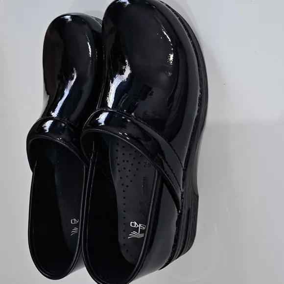 Dansko XP 2.0 Patent Leather Clogs