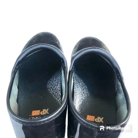 Dansko XP 2.0 Professional Black Patent Leather Floral Print Clogs Womens