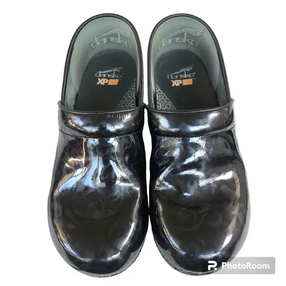 Dansko XP 2.0 Professional Black Patent Leather Floral Print Clogs Womens