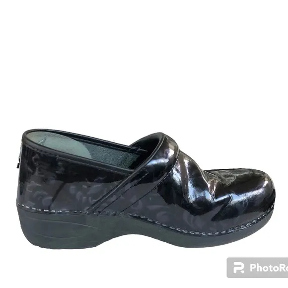 Dansko XP 2.0 Professional Black Patent Leather Floral Print Clogs Womens