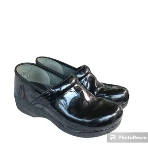 Dansko XP 2.0 Professional Black Patent Leather Floral Print Clogs Womens