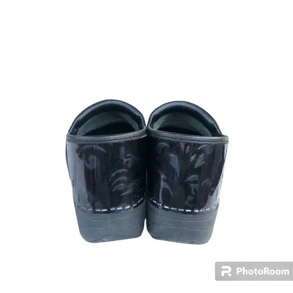 Dansko XP 2.0 Professional Black Patent Leather Floral Print Clogs Womens