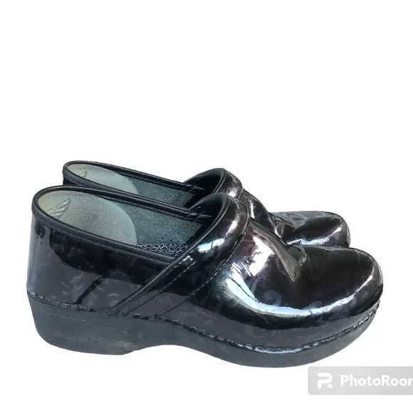 Dansko XP 2.0 Professional Black Patent Leather Floral Print Clogs Womens