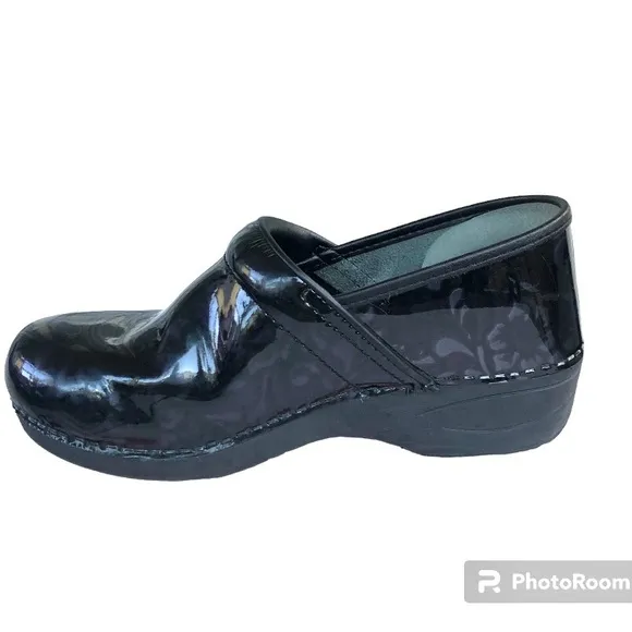 Dansko XP 2.0 Professional Black Patent Leather Floral Print Clogs Womens