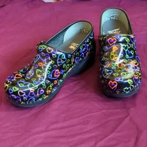 😍💥Dansko XP 2.0 Women's Clogs 37 (7 US) Black with hearts  😍💥LIKE NEW!!!!