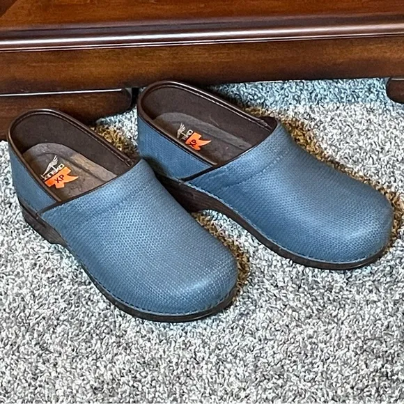 Dansko XP Blue Textured Clogs (NWOT) Size 39/8.5 - 9