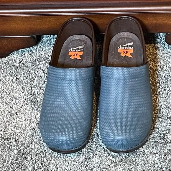 Dansko XP Blue Textured Clogs (NWOT) Size 39/8.5 - 9
