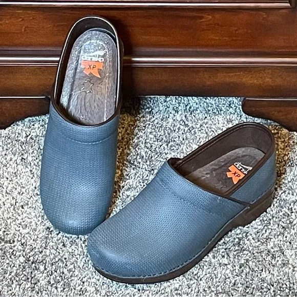 Dansko XP Blue Textured Clogs (NWOT) Size 39/8.5 - 9