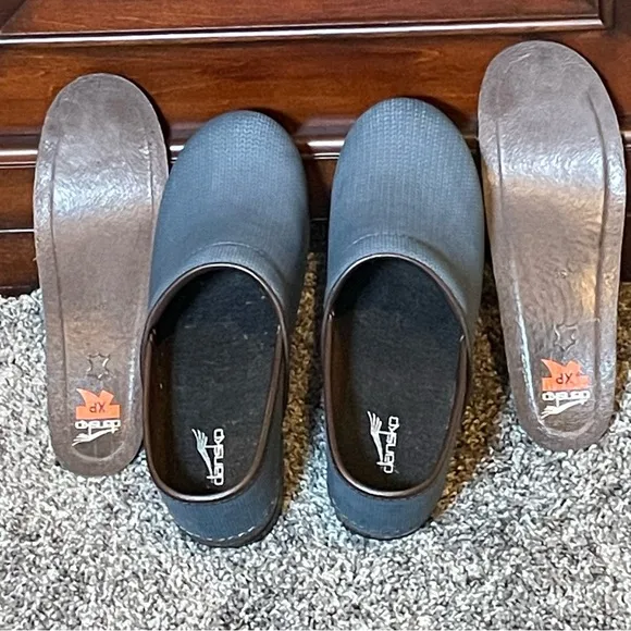 Dansko XP Blue Textured Clogs (NWOT) Size 39/8.5 - 9