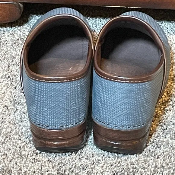 Dansko XP Blue Textured Clogs (NWOT) Size 39/8.5 - 9