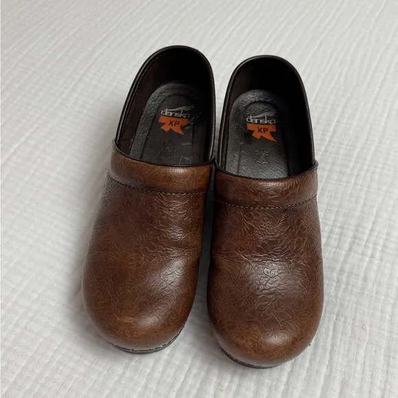 Dansko XP Brown Dainty Floral Embossed Clogs Comfort Size 38 Casual Classic