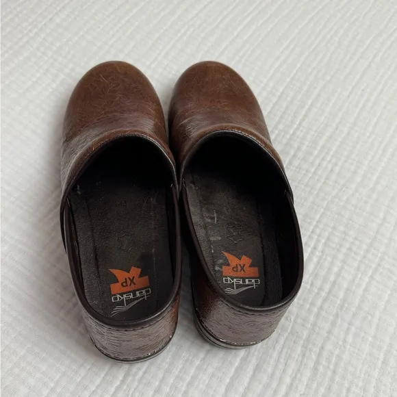 Dansko XP Brown Dainty Floral Embossed Clogs Comfort Size 38 Casual Classic