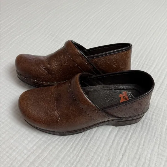 Dansko XP Brown Dainty Floral Embossed Clogs Comfort Size 38 Casual Classic