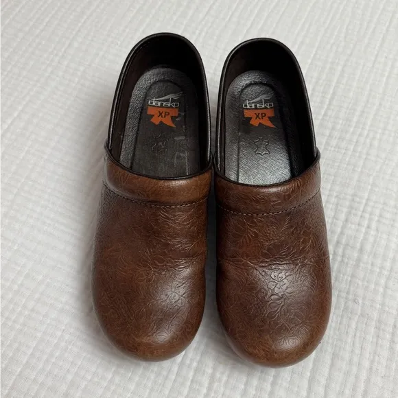 Dansko XP Brown Dainty Floral Embossed Clogs Comfort Size 38 Casual Classic